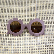 Load image into Gallery viewer, Retro Flower Sunglasses